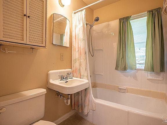 2nd image of 9 Williams St Floor 32506