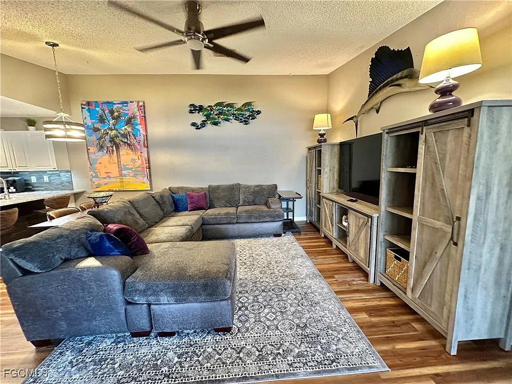 2 bed, 2.0 bath, 1021 sqft, $3,200 — Photo 2