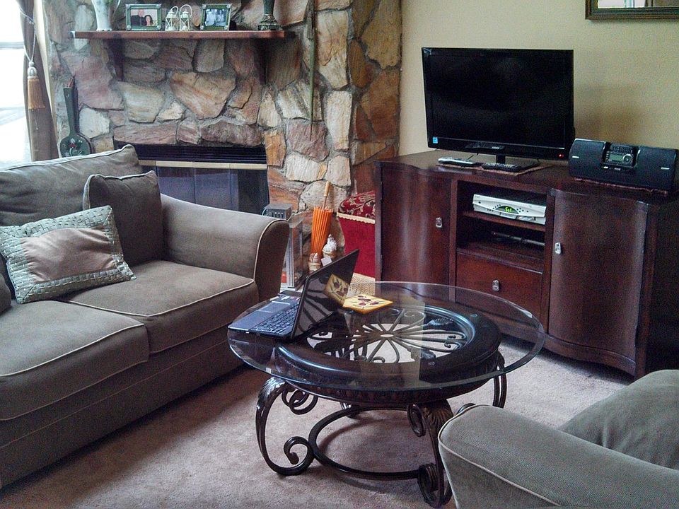 1st image of 13 Lexington Hl