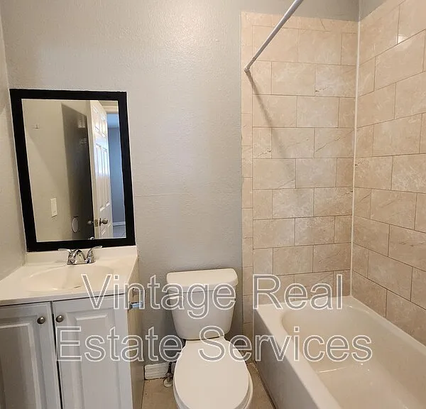 4611 N Hubert Ave #7 — Photo 6