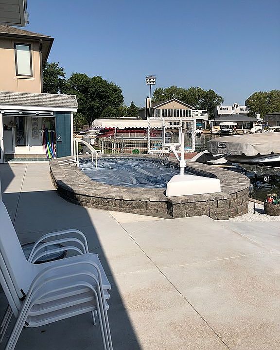 2nd image of 722 W Lakeshore Ct