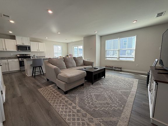 3rd image of 101 Sourgum Ln