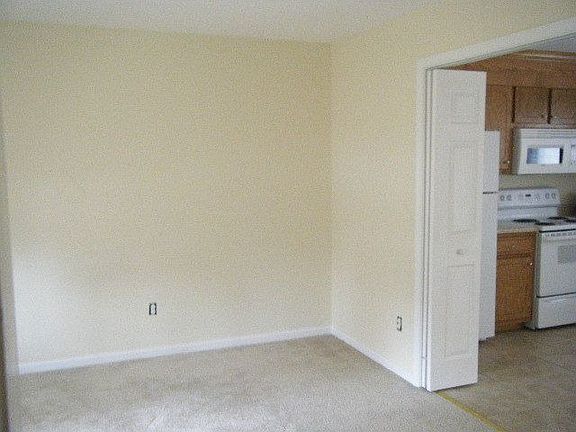 Dining room/office or possibly a 4th bedrm--can close off from kitchen & foyer