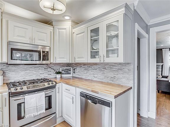 3rd image of 632 Roosevelt Ave