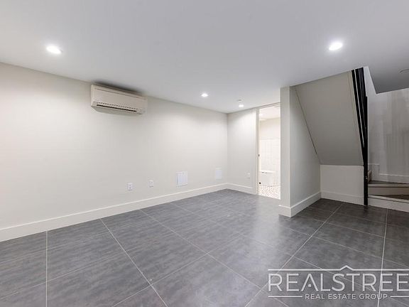 4th image of 697 De Kalb Ave #1R