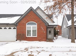 29412 Meadow Ln, Garden City, MI 48135