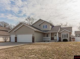 2110 Eagle Ridge Dr, Mankato, MN 56003