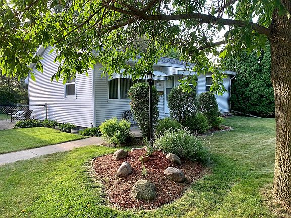2nd image of 210 Marion St