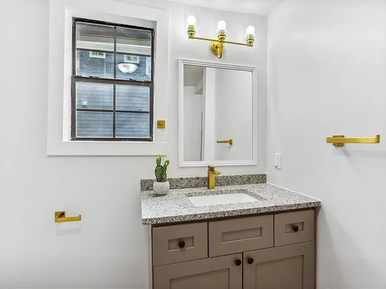 698 Garibaldi St SW — Photo 21
