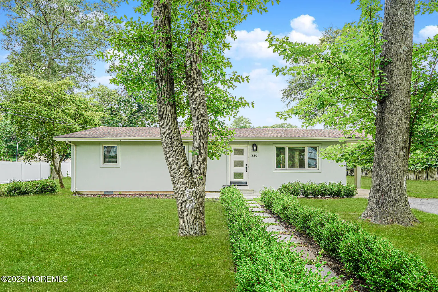 220 Highwood Road photo 1
