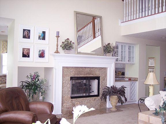 2 sided fireplace in great room w/wall niche & wetbar.