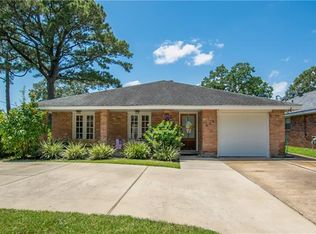 528 Colonial Club Dr, Harahan, LA 70123