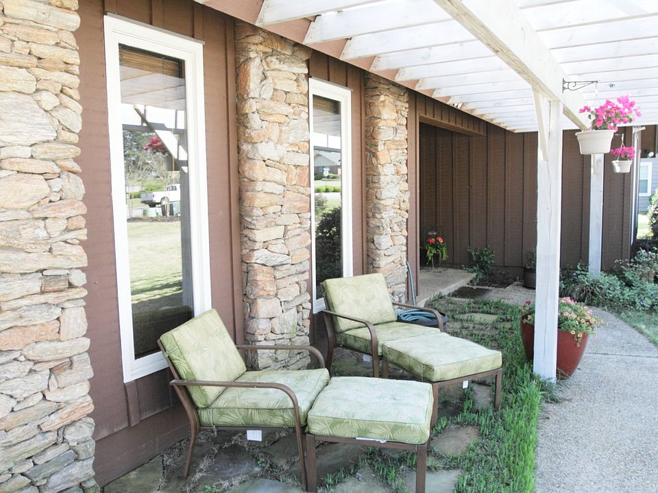 2nd image of 1160 E University Drive
