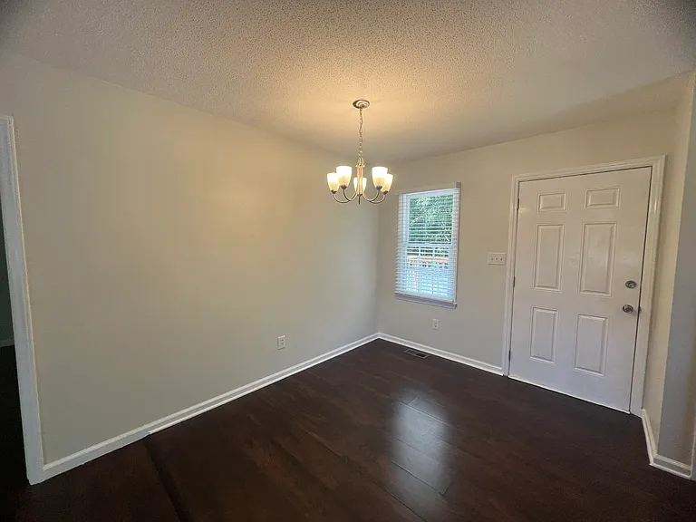 500 Chinaberry Ln — Photo 3