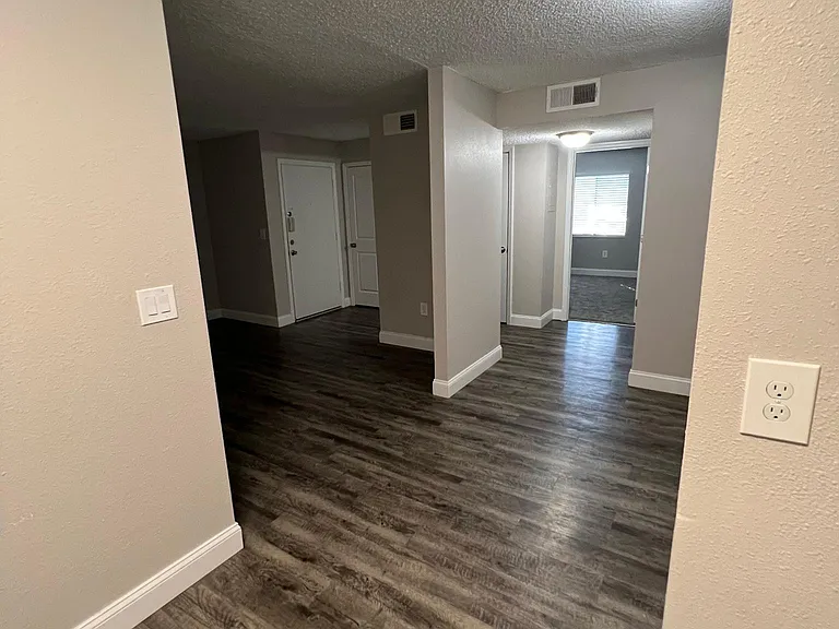 Oakbrook Village Apartments — Photo 42