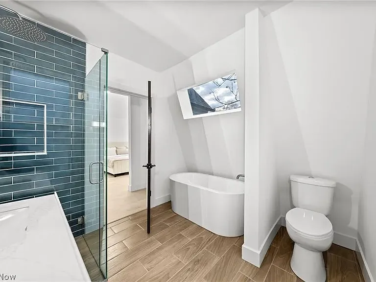 1422 W 77th St — Photo 38