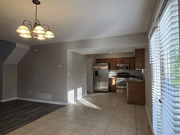 4th image of 768 Spring Cir