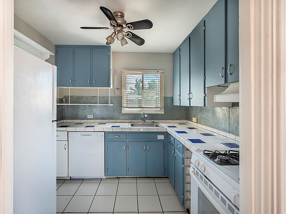 Cute kitchen, lots of storage.