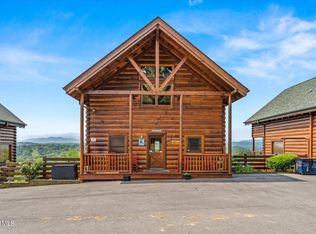 1067 Towering Oaks Dr, Sevierville, TN 37876