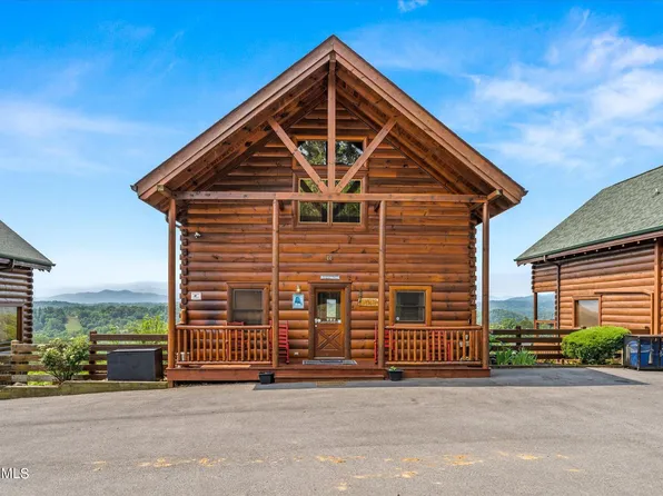 1067 Towering Oaks Dr, Sevierville, TN 37876