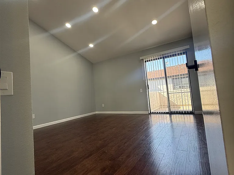 9625 Sylmar Ave #29 — Photo 20
