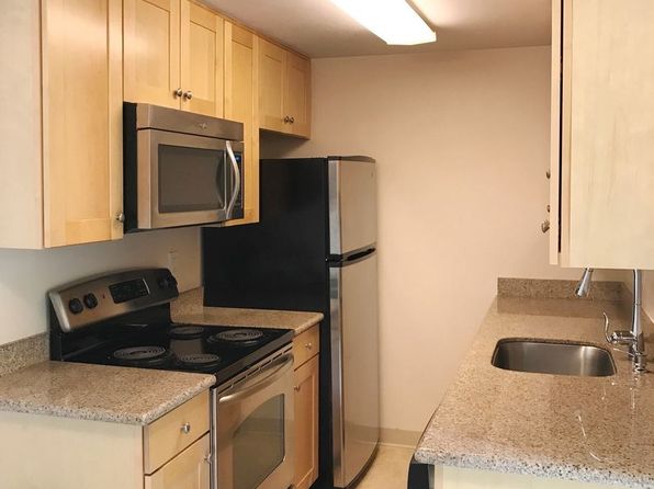 2700 NE 125th St APT 304