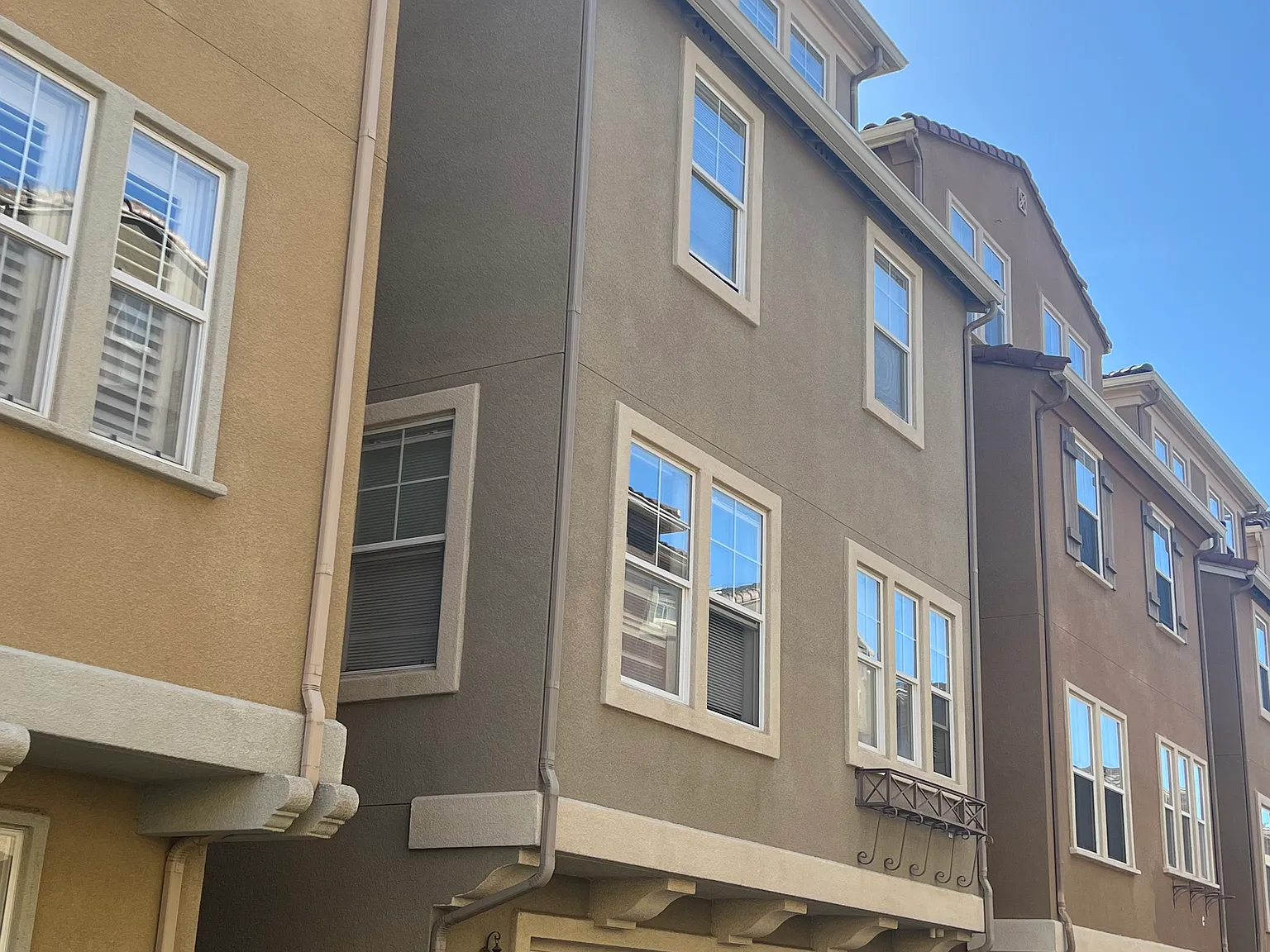 5 bed, 3.5 bath, 2414 sqft, $5,400 — Photo 2
