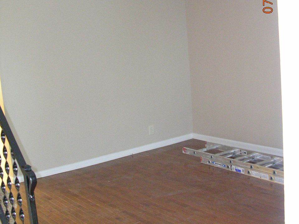 Living area - Hardwood Floor