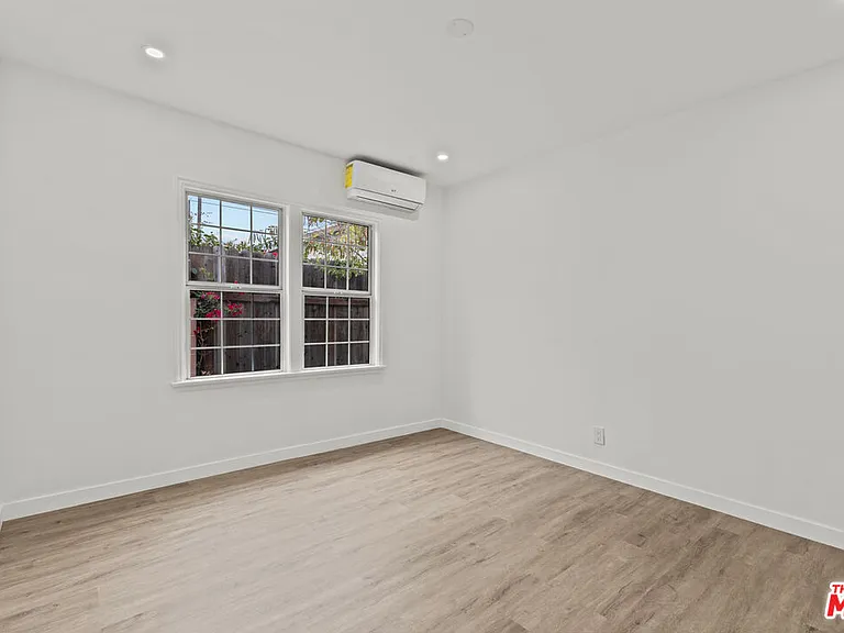 542 N Genesee Ave — Photo 15