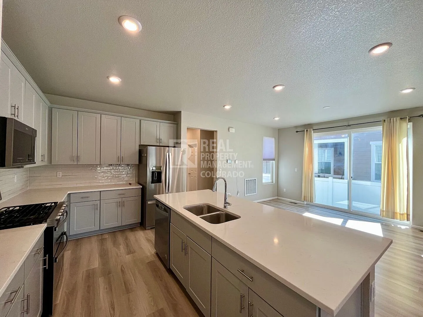 Bright & Comfortable 3 Bedroom Brighton Home — Photo 3