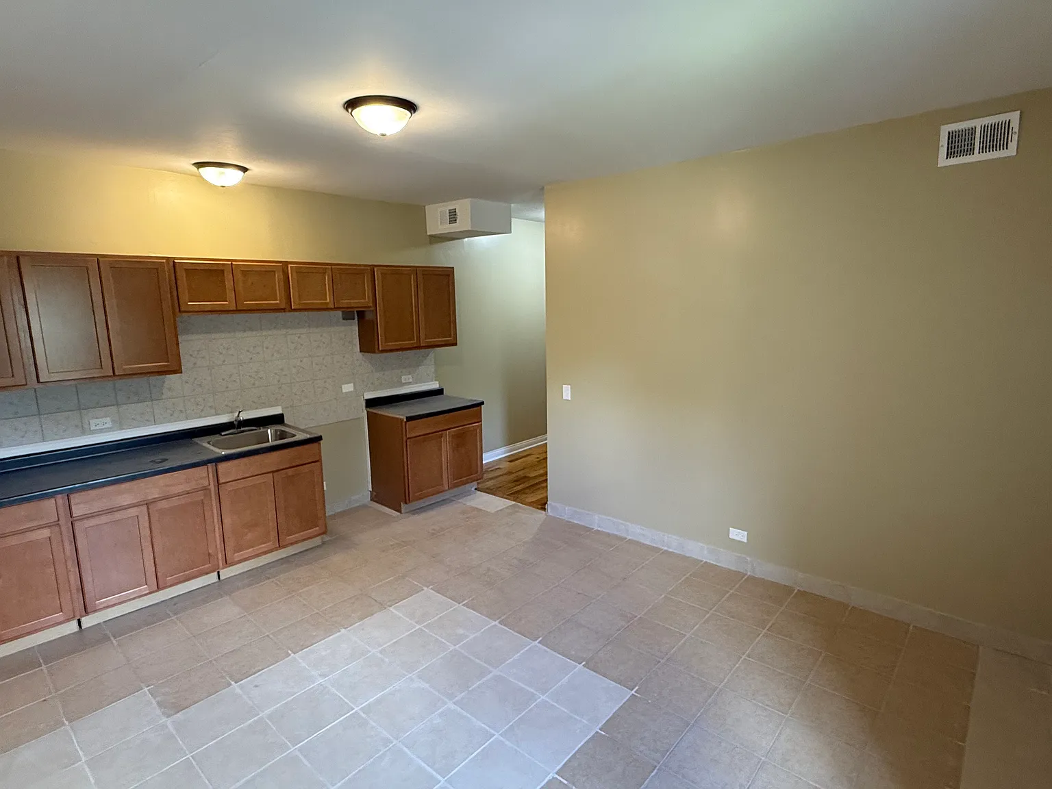 3 bed, 1150 sqft, $2,000 — Photo 3