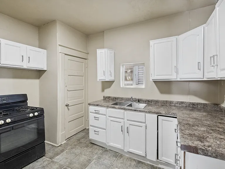 135 E Bowman St — Photo 9