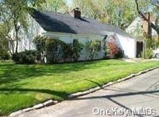 48 Berkshire Rd, Great Neck, NY 11023