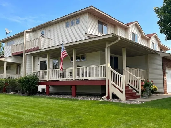 8600 Tessman Cir N, Brooklyn Park, MN 55445