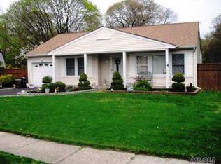 39 Hy Pl, Lake Grove, NY 11755