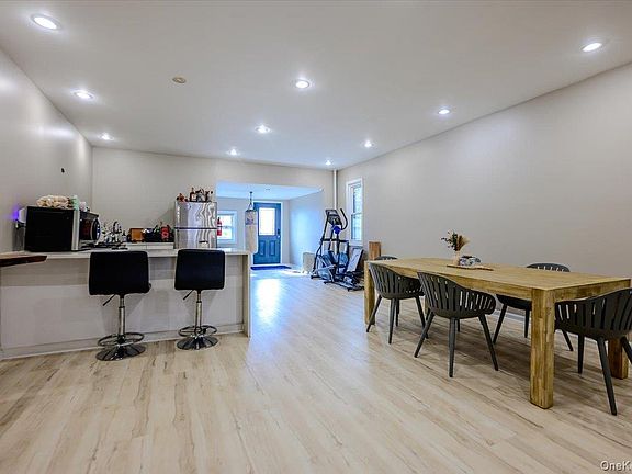 5th image of 1321 Balcom Avenue #1