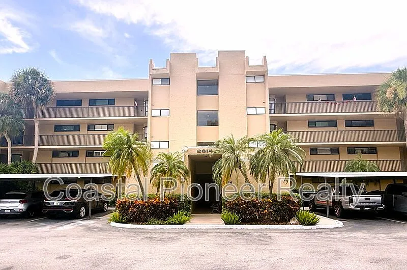 2614 Cove Cay Dr #204