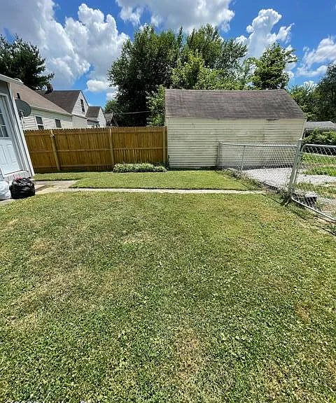 2138 Crittenden Dr — Photo 2