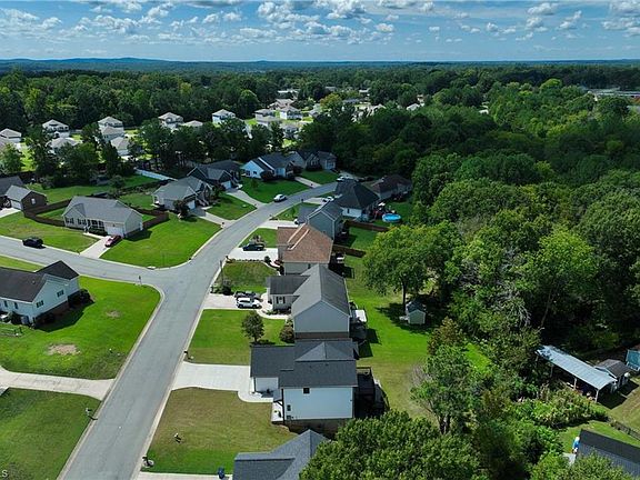 4th image of 504 Old Farm Rd