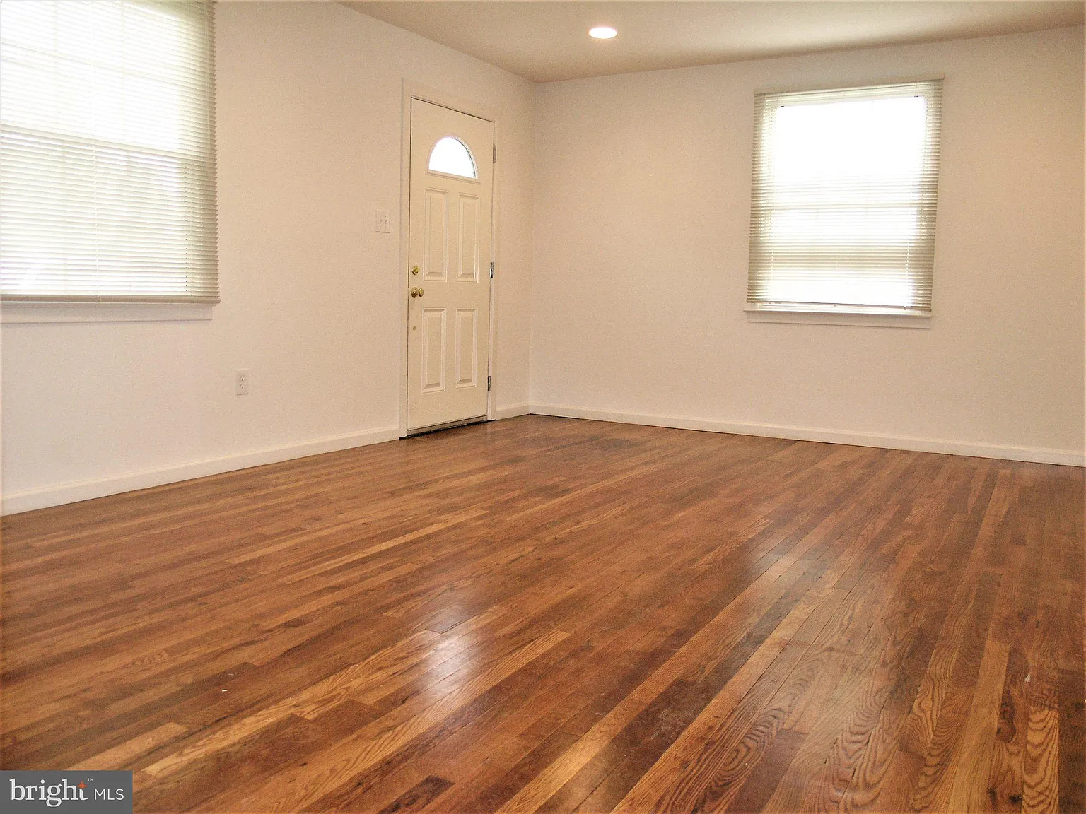 3 bed, 1.0 bath, 1008 sqft, $2,480 — Photo 3