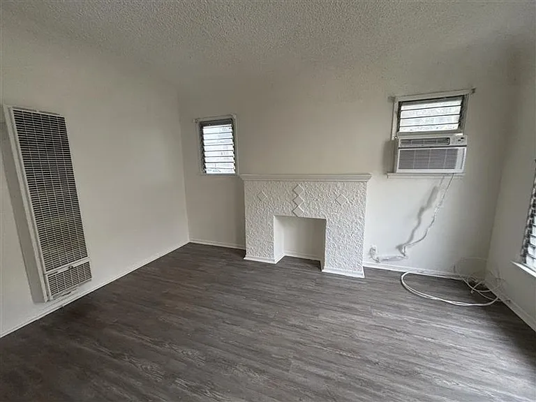 417 E Elmwood Ave — Photo 10
