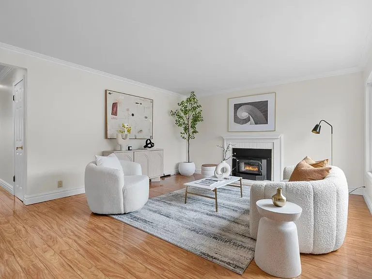 215 Mansfield Dr — Photo 3