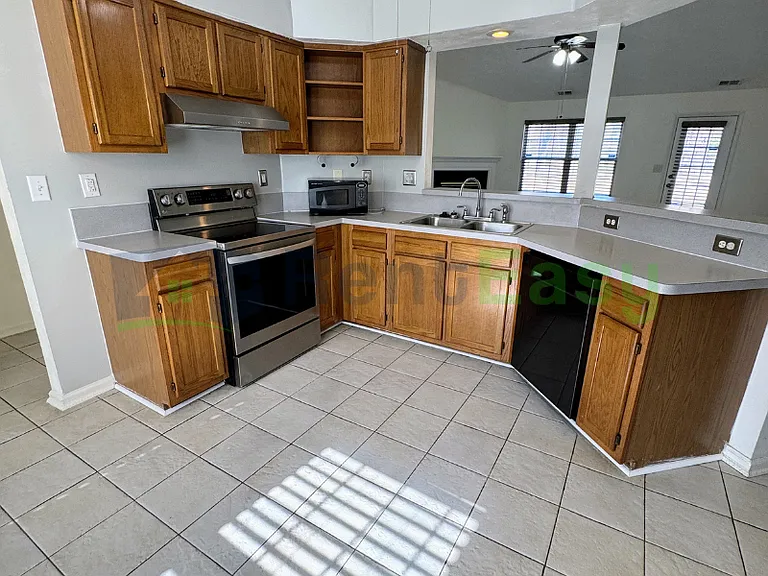 2038 Coral Ivy Ln — Photo 5