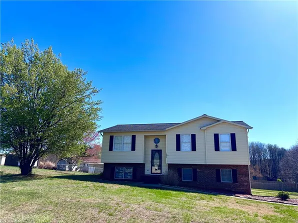 1233 Kentland Dr, King, NC 27021