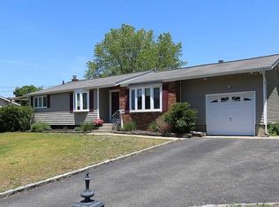 39 Ridge Rd, Wheatley Heights, NY 11798