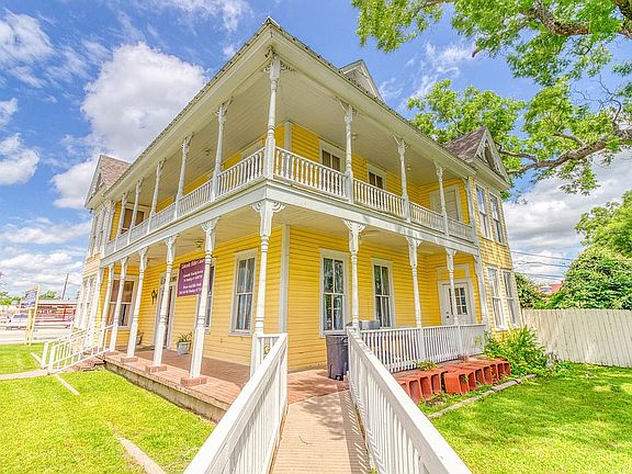 3rd image of 936 New Orleans St
