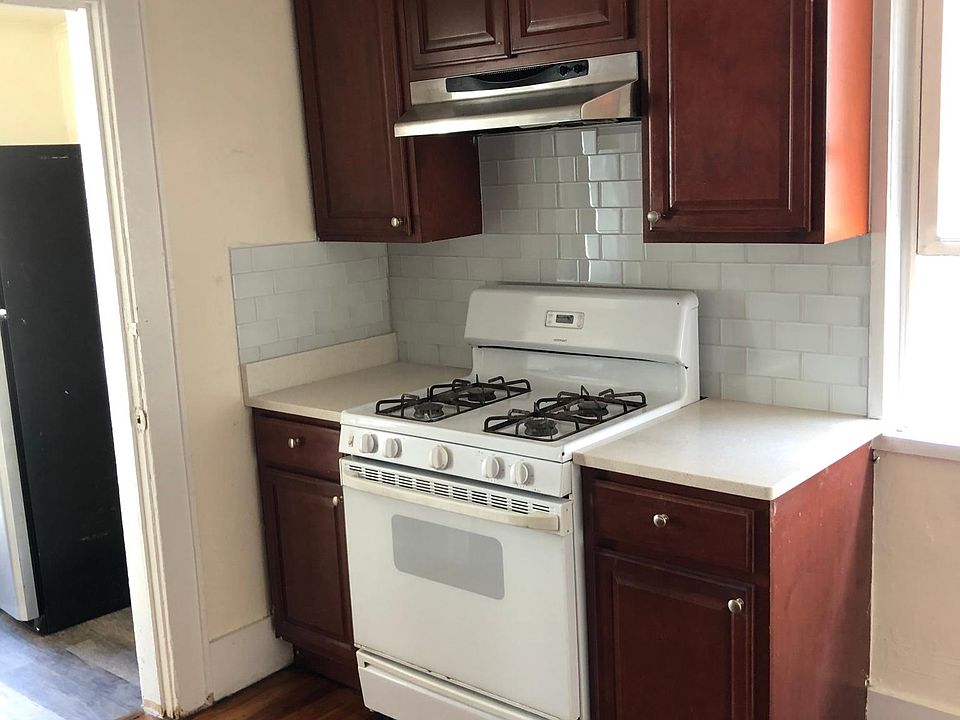 2nd image of 37 Old Field Point Rd APT 1E