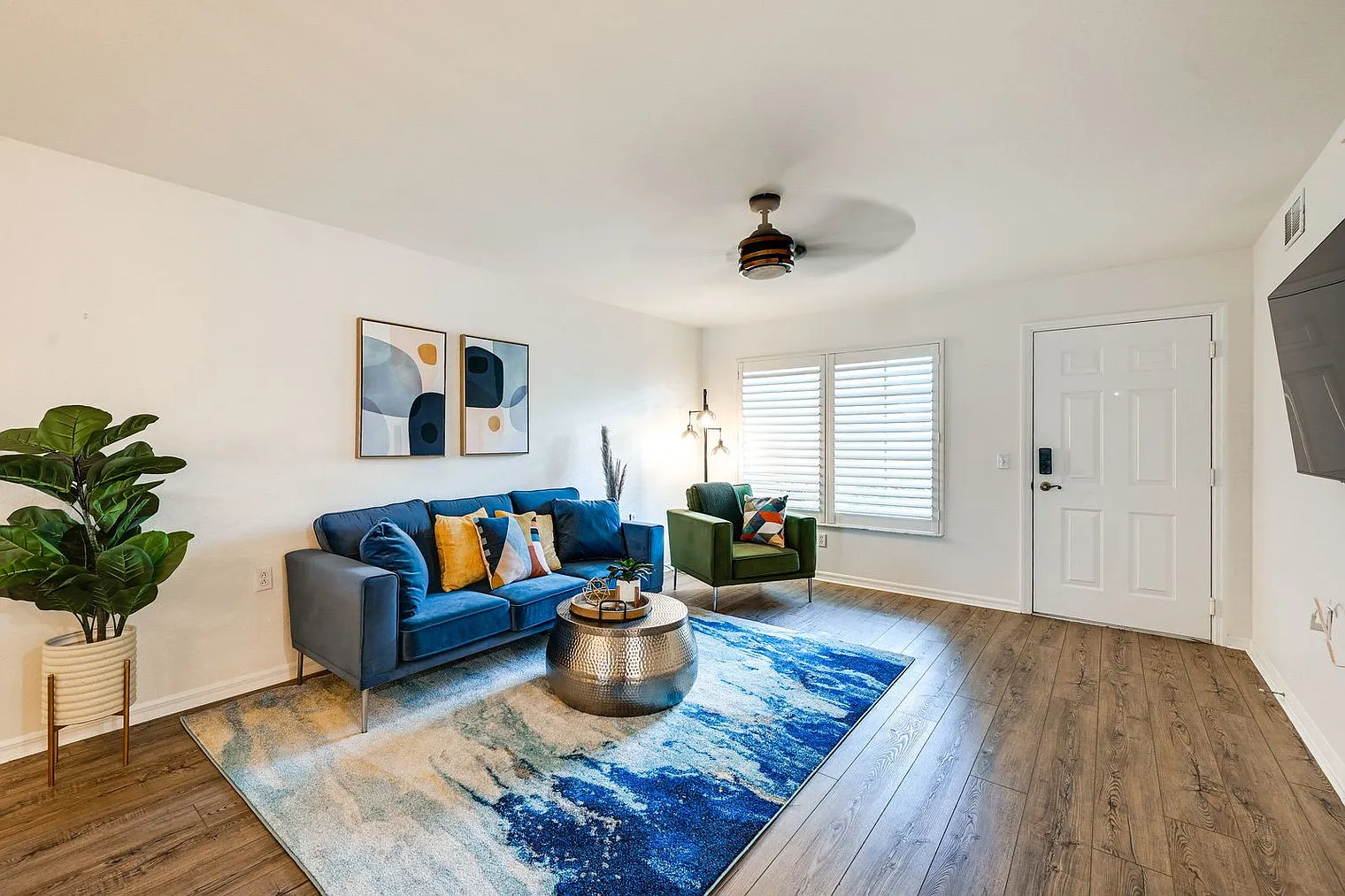 2 bed, 2.0 bath, 1367 sqft, $2,559 — Photo 2