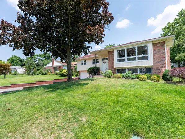 18 Dogwood Rd, Albertson, NY 11507