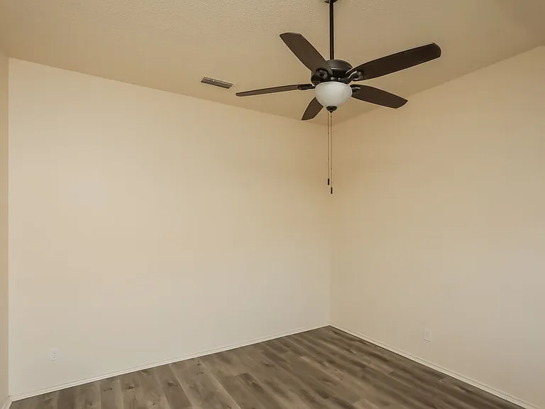 916 Richards Dr — Photo 7